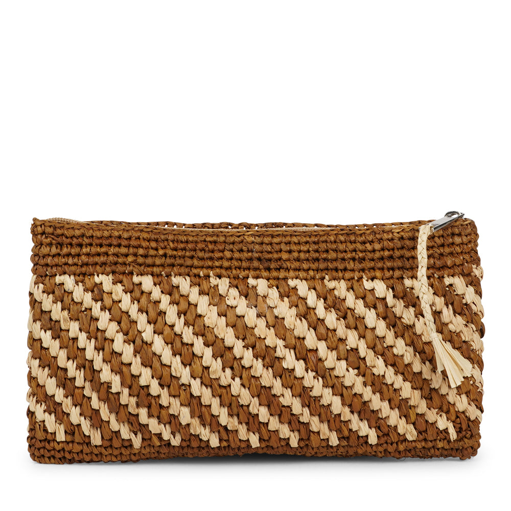 Mimose, the little charming clutch fashioned from luxurious raffia sourced from Madagascar.  Raffia, derived from the resilient leaves of the palm tree, is celebrated for its versatility and eco-conscious qualities, making it a sought-after material in the realm of fashion accessories.