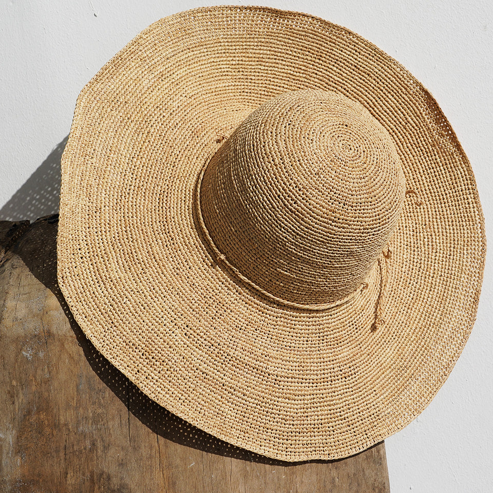 Lovelies Studio - Crafted from raffia, a natural fiber celebrated for its strength and suppleness, the Montihat embodies both style and sustainability. Utilizing traditional methods, the raffia is hand-dyed and left to bask in the sun, minimizing its environmental footprint.