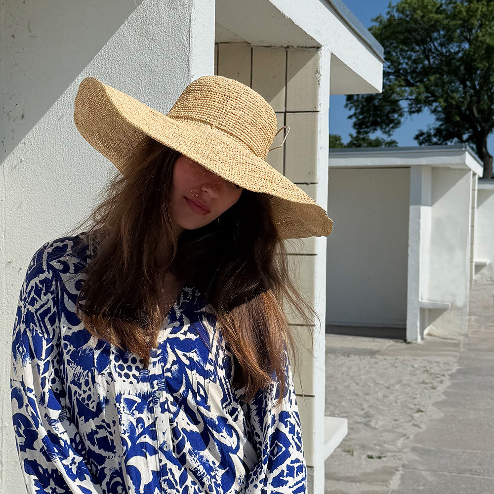 Lovelies Studio - Crafted from raffia, a natural fiber celebrated for its strength and suppleness, the Montihat embodies both style and sustainability. Utilizing traditional methods, the raffia is hand-dyed and left to bask in the sun, minimizing its environmental footprint.