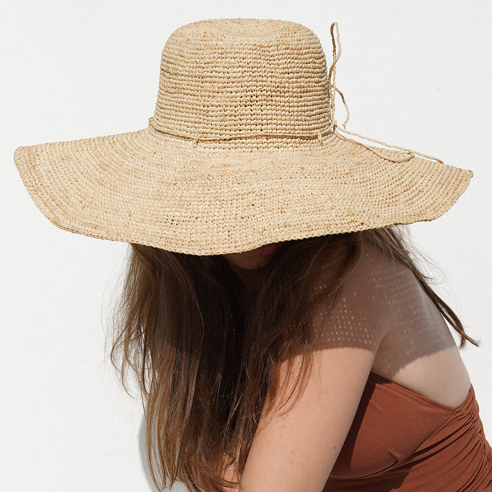 Lovelies Studio - Crafted from raffia, a natural fiber celebrated for its strength and suppleness, the Montihat embodies both style and sustainability. Utilizing traditional methods, the raffia is hand-dyed and left to bask in the sun, minimizing its environmental footprint.