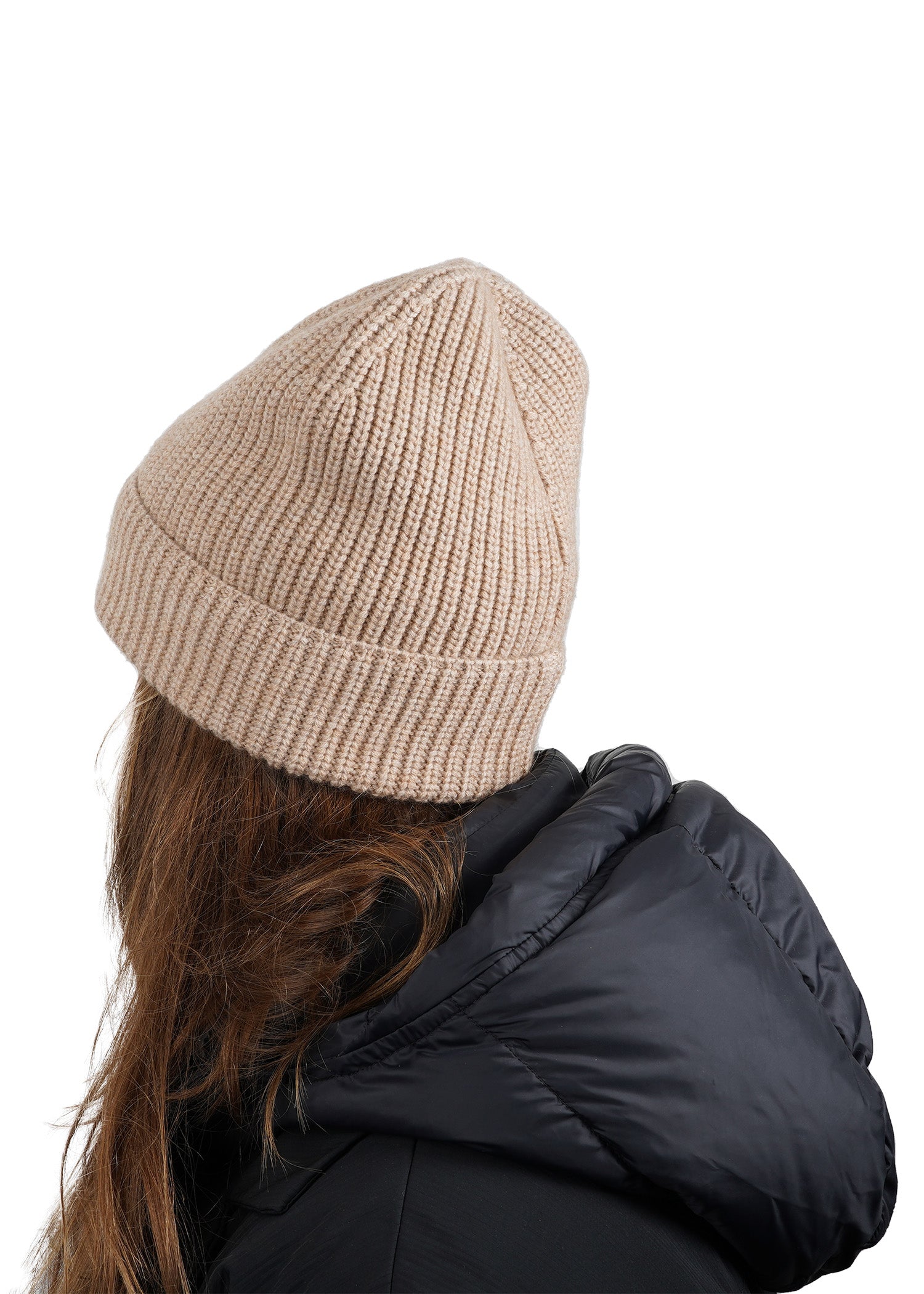Crafted from a blend of 70% fine wool and 30% cashmere, this beanie is the perfect marriage of warmth and luxury. Its sumptuously soft texture and exquisite craftsmanship make it a must-have accessory for any fashion-forward individual.  The Muttler Beanie not only keeps you cozy but also adds a touch of elegance to your outfit. Its fine wool and cashmere blend create a beautifully soft and comfortable hat that's as stylish as it is warm.