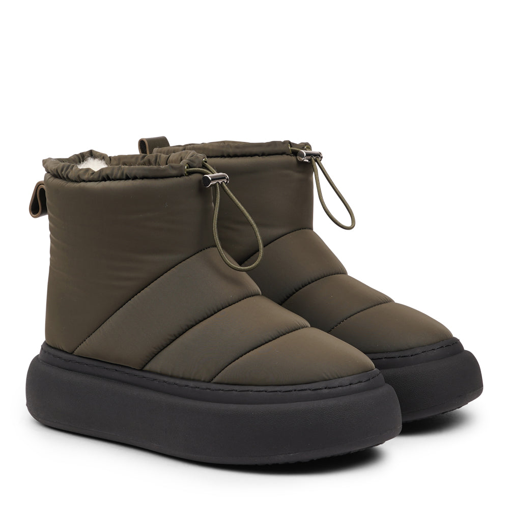 The Nimis boots are crafted to keep your feet cozy and stylish throughout the autumn and winter season. Enjoy the ultimate softness and warmth as the luxurious shearling lining envelops your feet in comfort.

Featuring soft, durable rubber soles, these boots offer the perfect balance of flexibility and strength, making them ideal for winter. Thanks to the water-resistant nylon material, you can stay dry and comfortable, even on rainy days.