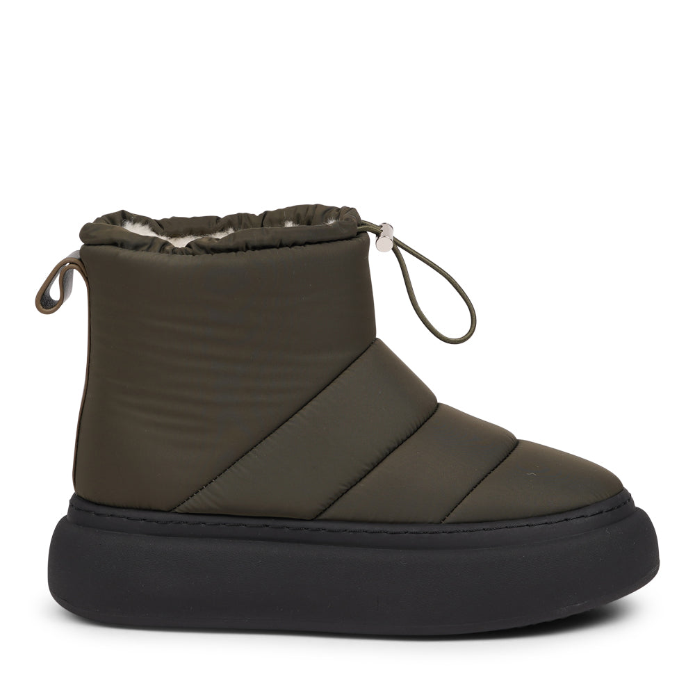 The Nimis boots are crafted to keep your feet cozy and stylish throughout the autumn and winter season. Enjoy the ultimate softness and warmth as the luxurious shearling lining envelops your feet in comfort.

Featuring soft, durable rubber soles, these boots offer the perfect balance of flexibility and strength, making them ideal for winter. Thanks to the water-resistant nylon material, you can stay dry and comfortable, even on rainy days.