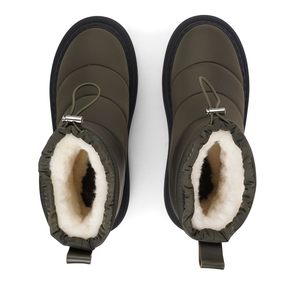 The Nimis boots are crafted to keep your feet cozy and stylish throughout the autumn and winter season. Enjoy the ultimate softness and warmth as the luxurious shearling lining envelops your feet in comfort.

Featuring soft, durable rubber soles, these boots offer the perfect balance of flexibility and strength, making them ideal for winter. Thanks to the water-resistant nylon material, you can stay dry and comfortable, even on rainy days.