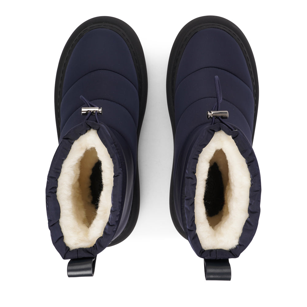 The Nimis boots are crafted to keep your feet cozy and stylish throughout the autumn and winter season. Enjoy the ultimate softness and warmth as the luxurious shearling lining envelops your feet in comfort.

Featuring soft, durable rubber soles, these boots offer the perfect balance of flexibility and strength, making them ideal for winter. Thanks to the water-resistant nylon material, you can stay dry and comfortable, even on rainy days.