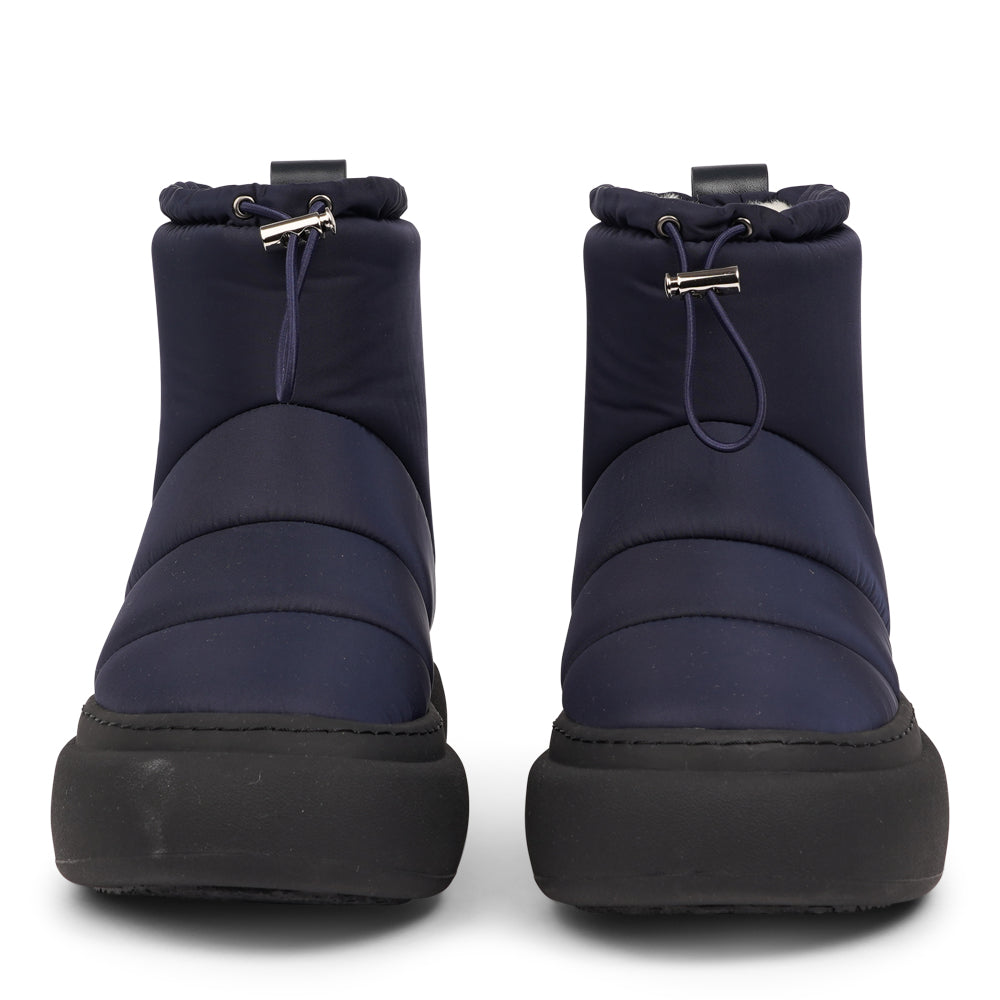 The Nimis boots are crafted to keep your feet cozy and stylish throughout the autumn and winter season. Enjoy the ultimate softness and warmth as the luxurious shearling lining envelops your feet in comfort.

Featuring soft, durable rubber soles, these boots offer the perfect balance of flexibility and strength, making them ideal for winter. Thanks to the water-resistant nylon material, you can stay dry and comfortable, even on rainy days.