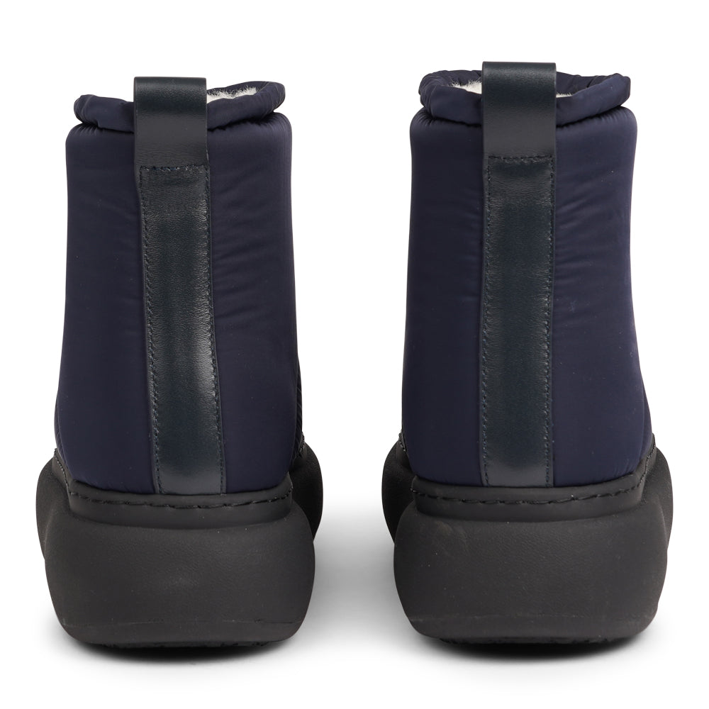 The Nimis boots are crafted to keep your feet cozy and stylish throughout the autumn and winter season. Enjoy the ultimate softness and warmth as the luxurious shearling lining envelops your feet in comfort.

Featuring soft, durable rubber soles, these boots offer the perfect balance of flexibility and strength, making them ideal for winter. Thanks to the water-resistant nylon material, you can stay dry and comfortable, even on rainy days.