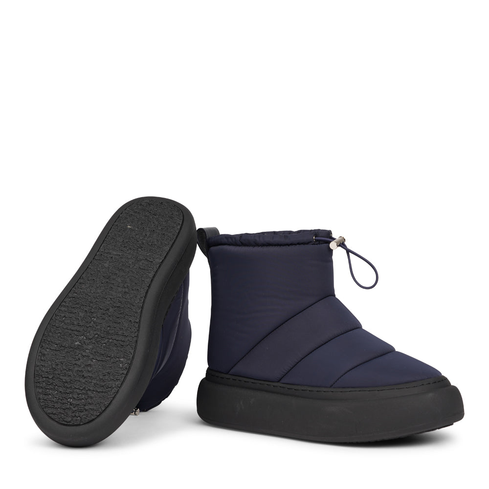 The Nimis boots are crafted to keep your feet cozy and stylish throughout the autumn and winter season. Enjoy the ultimate softness and warmth as the luxurious shearling lining envelops your feet in comfort.

Featuring soft, durable rubber soles, these boots offer the perfect balance of flexibility and strength, making them ideal for winter. Thanks to the water-resistant nylon material, you can stay dry and comfortable, even on rainy days.
