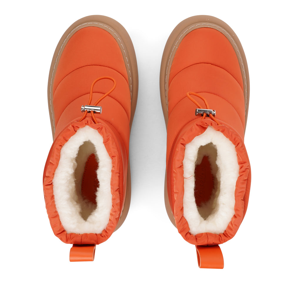 The Nimis boots are crafted to keep your feet cozy and stylish throughout the autumn and winter season. Enjoy the ultimate softness and warmth as the luxurious shearling lining envelops your feet in comfort.

Featuring soft, durable rubber soles, these boots offer the perfect balance of flexibility and strength, making them ideal for winter. Thanks to the water-resistant nylon material, you can stay dry and comfortable, even on rainy days.