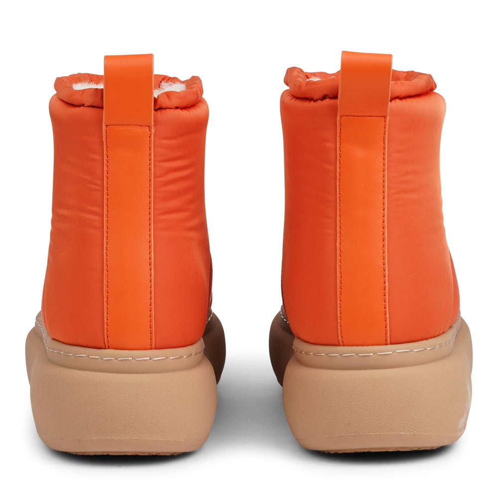 The Nimis boots are crafted to keep your feet cozy and stylish throughout the autumn and winter season. Enjoy the ultimate softness and warmth as the luxurious shearling lining envelops your feet in comfort.

Featuring soft, durable rubber soles, these boots offer the perfect balance of flexibility and strength, making them ideal for winter. Thanks to the water-resistant nylon material, you can stay dry and comfortable, even on rainy days.