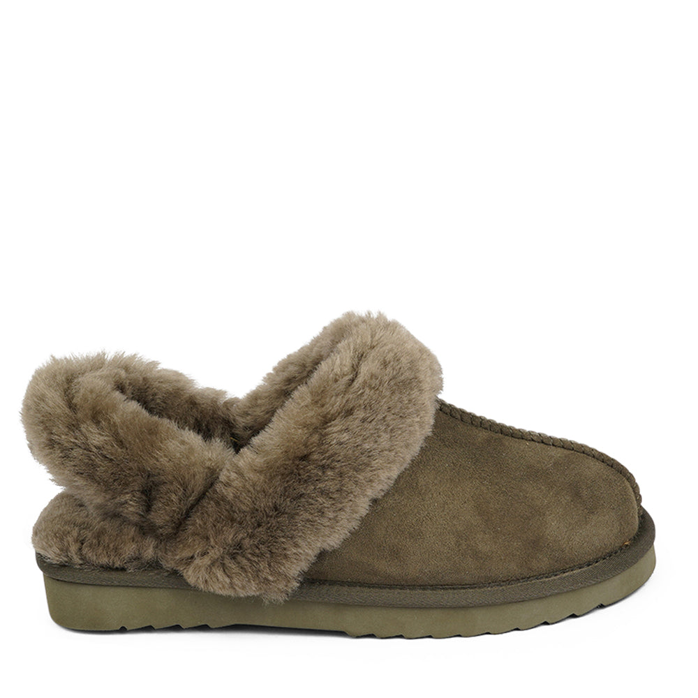 Double-Faced Shearling Mules with Detachable Heel Strap

Wrap your feet in warmth and comfort this autumn with our Lovelies shearling mules. Crafted from soft shearling and finished with a durable rubber sole, they combine luxurious coziness with everyday practicality. The detachable heel strap adds versatility, making them perfect for both lounging and stepping outside in style.