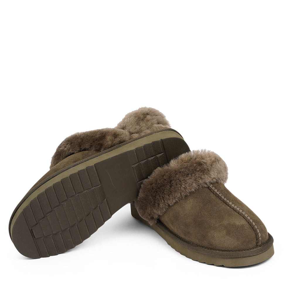 Double-Faced Shearling Mules with Detachable Heel Strap

Wrap your feet in warmth and comfort this autumn with our Lovelies shearling mules. Crafted from soft shearling and finished with a durable rubber sole, they combine luxurious coziness with everyday practicality. The detachable heel strap adds versatility, making them perfect for both lounging and stepping outside in style.