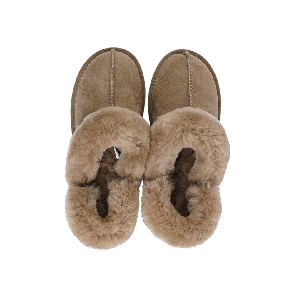 Double-Faced Shearling Mules with Detachable Heel Strap

Wrap your feet in warmth and comfort this autumn with our Lovelies shearling mules. Crafted from soft shearling and finished with a durable rubber sole, they combine luxurious coziness with everyday practicality. The detachable heel strap adds versatility, making them perfect for both lounging and stepping outside in style.
