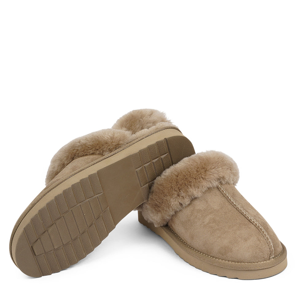 Double-Faced Shearling Mules with Detachable Heel Strap

Wrap your feet in warmth and comfort this autumn with our Lovelies shearling mules. Crafted from soft shearling and finished with a durable rubber sole, they combine luxurious coziness with everyday practicality. The detachable heel strap adds versatility, making them perfect for both lounging and stepping outside in style.