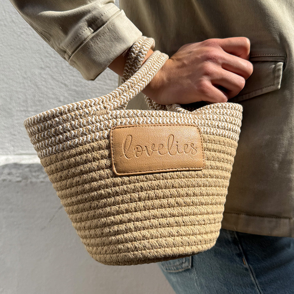 Lovelies - Brighten up your day with the Paraiso Mini Bag – a stylish essential made of soft rope, perfect for cheerful spring moments and long, golden summer days. Whether you're heading for a beach escape, a relaxed picnic, or browsing the local market, this mini tote adds the perfect touch of sunshine to your outfit.
Lightweight, charming, and full of personality – the Paraiso is your go-to bag for every sun-drenched adventure.