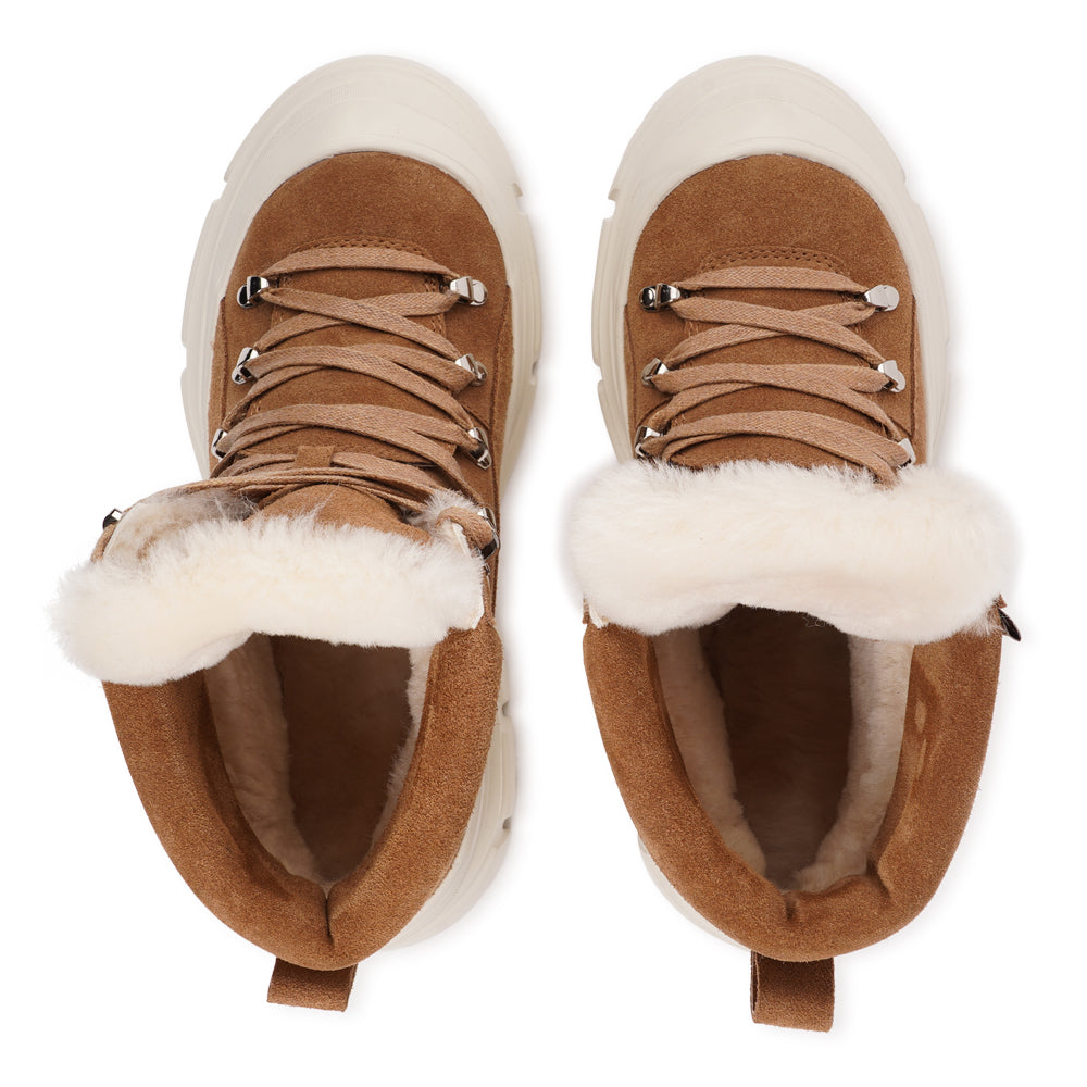 Lovelies Meet your new go-to boots for cold-weather adventures. The Pecol trekking boots combine durability, comfort, and effortless style — built for those who want performance without compromising on looks. Featuring a rugged yet flexible rubber sole for superior grip, every step feels steady and secure, whether you’re exploring the outdoors or strolling through the city.
Lined with soft, insulating shearling, these boots wrap your feet in warmth and comfort. With their perfect mix of fashion and function