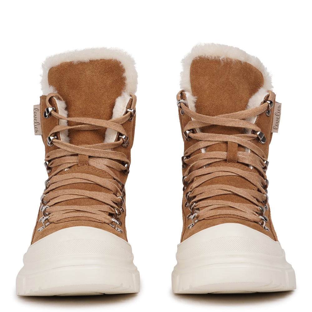 Lovelies Meet your new go-to boots for cold-weather adventures. The Pecol trekking boots combine durability, comfort, and effortless style — built for those who want performance without compromising on looks. Featuring a rugged yet flexible rubber sole for superior grip, every step feels steady and secure, whether you’re exploring the outdoors or strolling through the city.
Lined with soft, insulating shearling, these boots wrap your feet in warmth and comfort. With their perfect mix of fashion and function