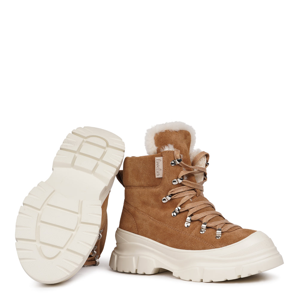 Lovelies Meet your new go-to boots for cold-weather adventures. The Pecol trekking boots combine durability, comfort, and effortless style — built for those who want performance without compromising on looks. Featuring a rugged yet flexible rubber sole for superior grip, every step feels steady and secure, whether you’re exploring the outdoors or strolling through the city.
Lined with soft, insulating shearling, these boots wrap your feet in warmth and comfort. With their perfect mix of fashion and function