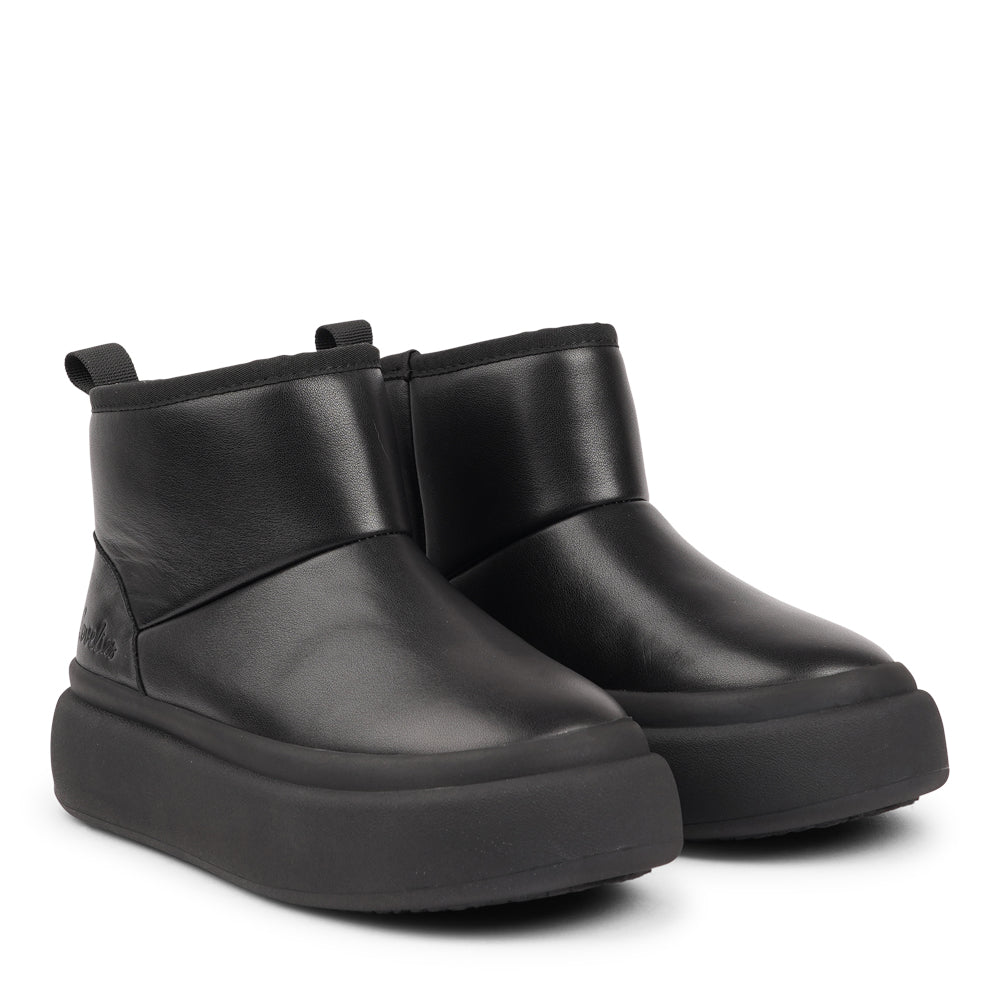 Step into autumn with the luxurious comfort of the Premana Mid-High Shearling Boots!
Crafted with plush shearling lining, these boots envelop your feet in warmth and softness, making them your go-to choice for chilly days. The durable rubber soles provide excellent traction, ensuring stability and support on any terrain.