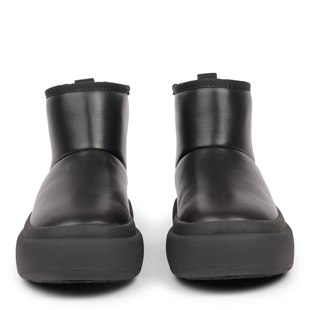 Step into autumn with the luxurious comfort of the Premana Mid-High Shearling Boots!
Crafted with plush shearling lining, these boots envelop your feet in warmth and softness, making them your go-to choice for chilly days. The durable rubber soles provide excellent traction, ensuring stability and support on any terrain.