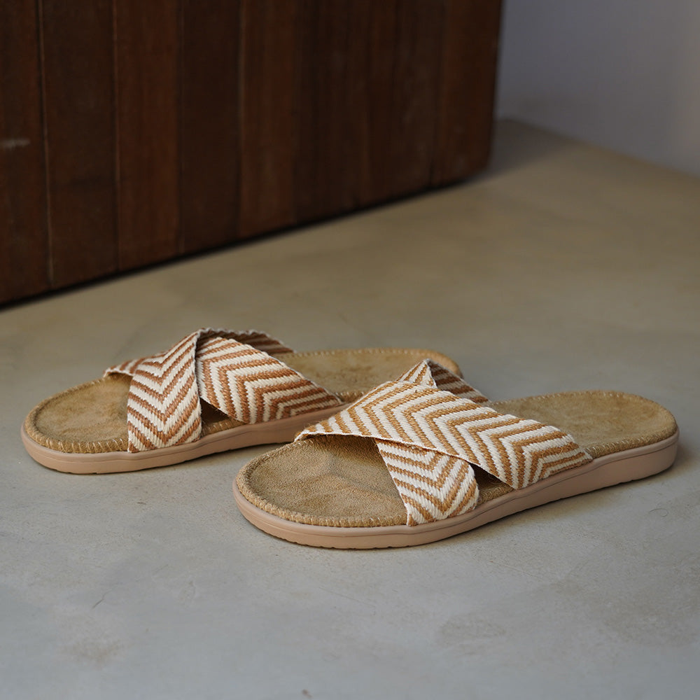 Lovelies - Pujols - The bast straps of the Pujols sandals contribute to their bohemian charm. Made from durable and sustainable material, these straps wrap around your feet securely, offering a snug and comfortable fit. The soft texture of the bast enhances the overall appeal of the sandals, making them a versatile choice for various occasions.