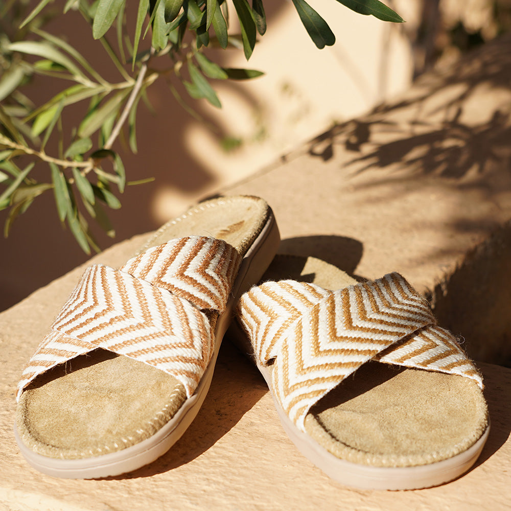 Lovelies - Pujols - The bast straps of the Pujols sandals contribute to their bohemian charm. Made from durable and sustainable material, these straps wrap around your feet securely, offering a snug and comfortable fit. The soft texture of the bast enhances the overall appeal of the sandals, making them a versatile choice for various occasions.