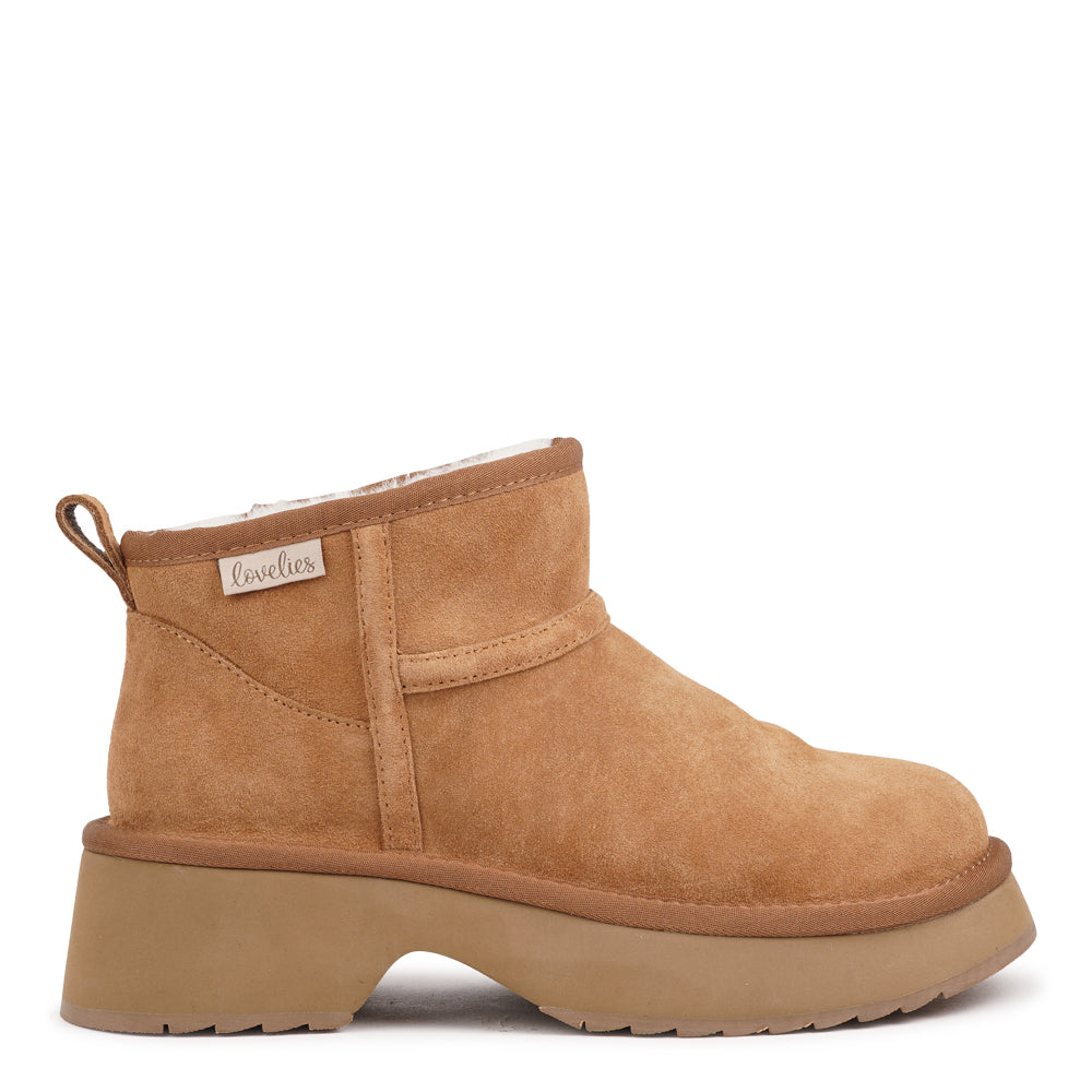 Lovelies - Rivo Low - Effortless Style Meets Cold-Weather Comfort
Meet your new winter essential. The Rivo Low shearling boots are all about laid-back luxury — soft, warm, and built to take on the season in style. With their durable rubber soles and plush shearling lining, they keep your feet cozy and protected, no matter where the day takes you.
More than just practical, Rivo Low brings together comfort and cool design — proof that staying warm never looked this good.