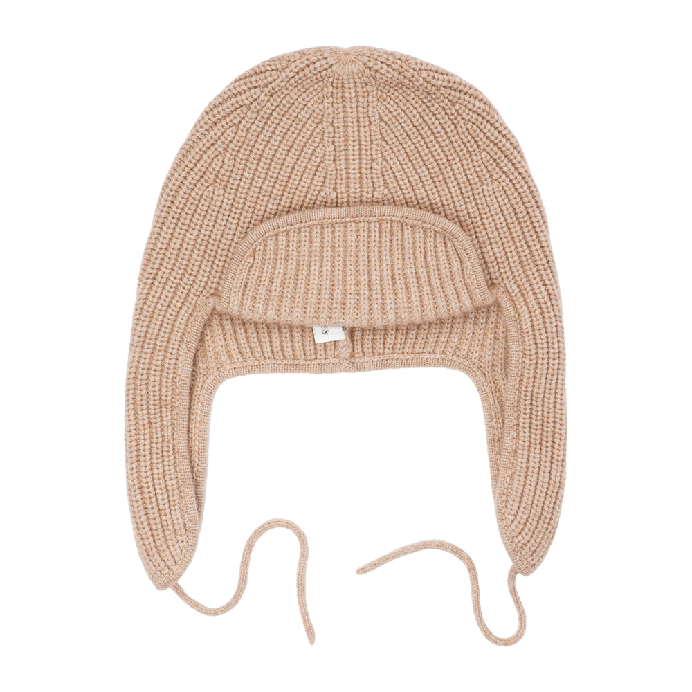The Santis knitted hat not only keeps you cozy but also adds a touch of elegance to your outfit. Its fine wool and cashmere blend create a beautifully soft and comfortable hat that's as stylish as it is warm. 30% Cashmere & 70% Fine wool OEKO-TEX - Standard 100 Responsible wool standard certified The Good Cashmere - Standard