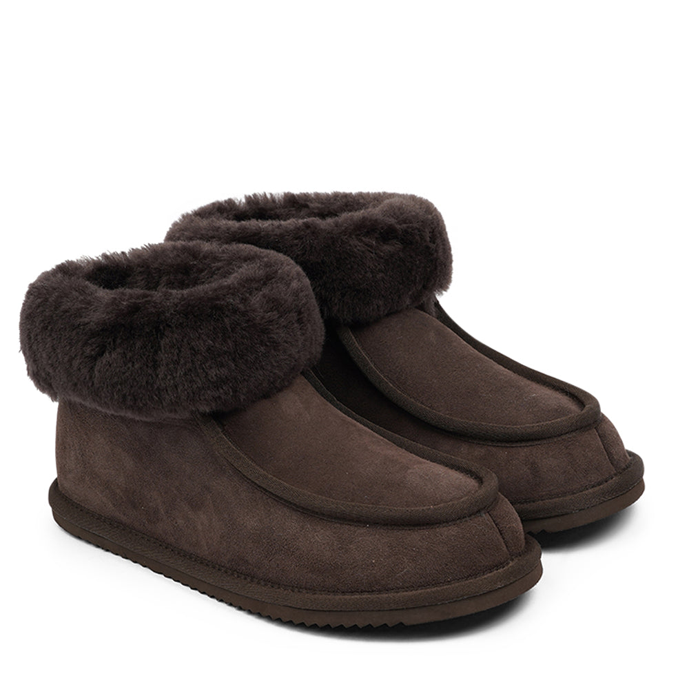 The key to the incredible comfort of the Sande slippers lies in their warm shearling material. Crafted from 100% sheepskin, these slippers offer the perfect blend of style and functionality. During the winter months, the shearling provides lightweight insulation, keeping your feet toasty and warm. 