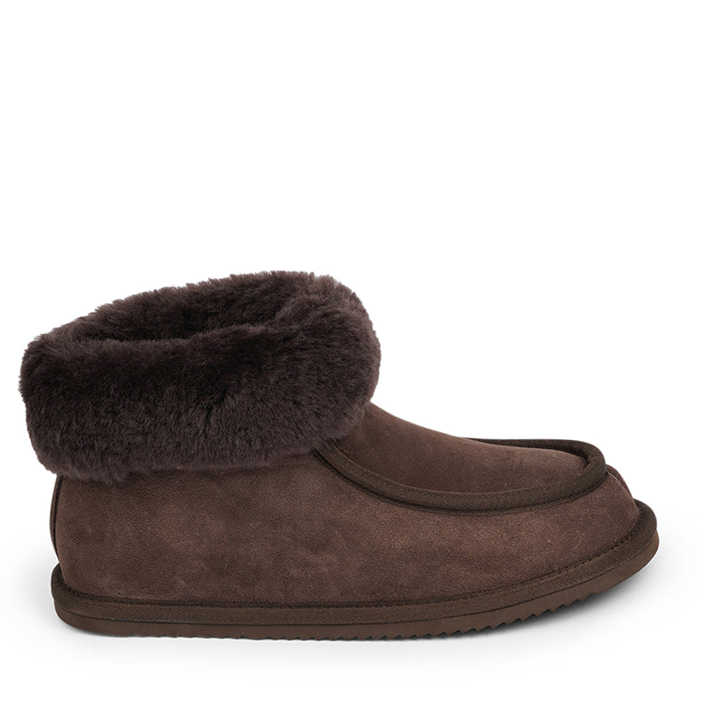 The key to the incredible comfort of the Sande slippers lies in their warm shearling material. Crafted from 100% sheepskin, these slippers offer the perfect blend of style and functionality. During the winter months, the shearling provides lightweight insulation, keeping your feet toasty and warm. 