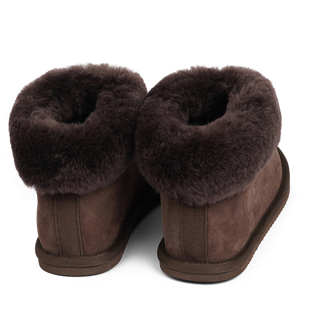 The key to the incredible comfort of the Sande slippers lies in their warm shearling material. Crafted from 100% sheepskin, these slippers offer the perfect blend of style and functionality. During the winter months, the shearling provides lightweight insulation, keeping your feet toasty and warm. 