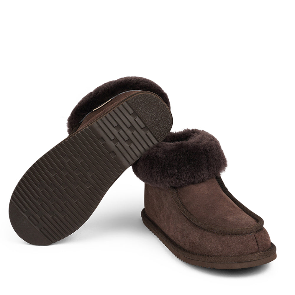 The key to the incredible comfort of the Sande slippers lies in their warm shearling material. Crafted from 100% sheepskin, these slippers offer the perfect blend of style and functionality. During the winter months, the shearling provides lightweight insulation, keeping your feet toasty and warm. 