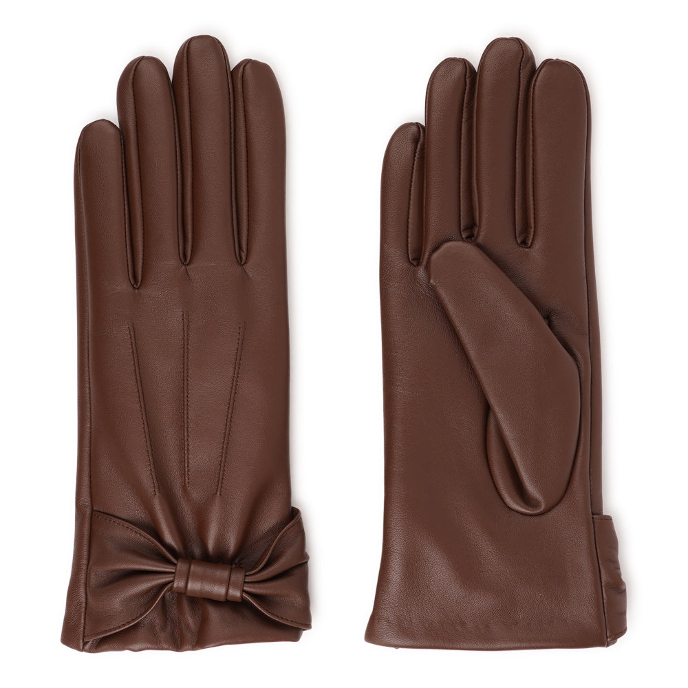 Lovelies Studio - The Sondrio gloves are a refined blend of style and luxury, crafted from supple lambskin and adorned with a charming bow detail. Lined with soft cashmere, these gloves provide exceptional warmth and comfort.

Their elegant design and sophisticated touch make Sondrio a perfect accessory for adding a bit of glamour to your winter wardrobe.