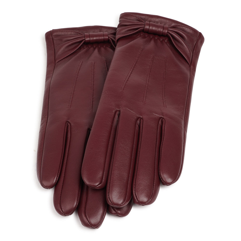 Lovelies Studio - The Sondrio gloves are a refined blend of style and luxury, crafted from supple lambskin and adorned with a charming bow detail. Lined with soft cashmere, these gloves provide exceptional warmth and comfort.

Their elegant design and sophisticated touch make Sondrio a perfect accessory for adding a bit of glamour to your winter wardrobe.