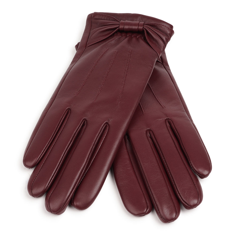 Lovelies Studio - The Sondrio gloves are a refined blend of style and luxury, crafted from supple lambskin and adorned with a charming bow detail. Lined with soft cashmere, these gloves provide exceptional warmth and comfort.

Their elegant design and sophisticated touch make Sondrio a perfect accessory for adding a bit of glamour to your winter wardrobe.