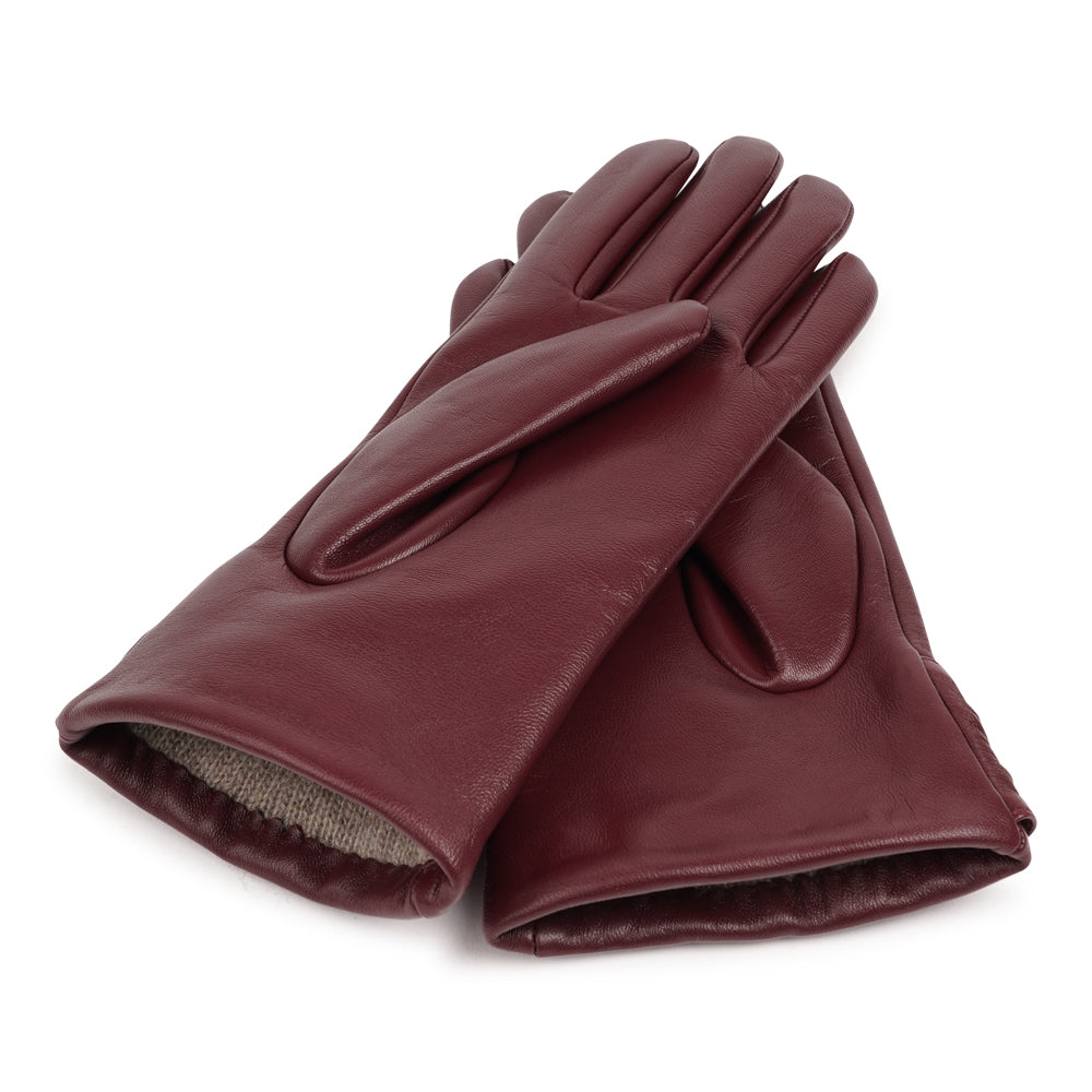 Lovelies Studio - The Sondrio gloves are a refined blend of style and luxury, crafted from supple lambskin and adorned with a charming bow detail. Lined with soft cashmere, these gloves provide exceptional warmth and comfort.

Their elegant design and sophisticated touch make Sondrio a perfect accessory for adding a bit of glamour to your winter wardrobe.
