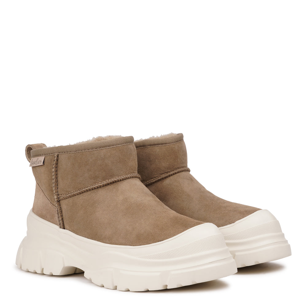 aipana – Low Shearling Boots

Stay warm and effortlessly stylish this season with Lovelies’ Taipana boots — where cozy comfort meets timeless design. Made from soft natural shearling with refined stitching details, these low boots bring a touch of understated luxury to your everyday look.

The lightweight EVA rubber sole adds flexibility and grip, giving you comfort and stability with every step. Perfect for chilly days, Taipana keeps your feet snug, supported, and ready for winter adventures.