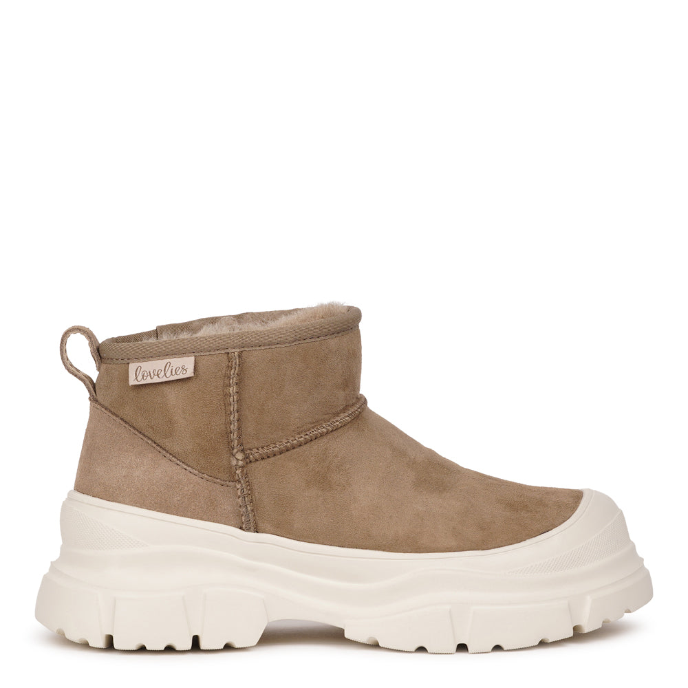 aipana – Low Shearling Boots

Stay warm and effortlessly stylish this season with Lovelies’ Taipana boots — where cozy comfort meets timeless design. Made from soft natural shearling with refined stitching details, these low boots bring a touch of understated luxury to your everyday look.

The lightweight EVA rubber sole adds flexibility and grip, giving you comfort and stability with every step. Perfect for chilly days, Taipana keeps your feet snug, supported, and ready for winter adventures.