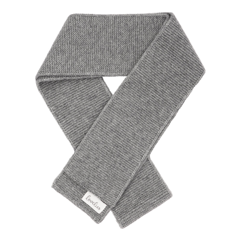 A knitted scarf that transcends the ordinary, seamlessly blending functionality with opulence. Crafted from a harmonious blend of 70% fine wool and 30% cashmere, Titlis stands as a testament to the exquisite fusion of warmth and luxury.  The slim silhouette of this scarf embodies a refined aesthetic, making it an indispensable accessory for those who appreciate both comfort and style. 