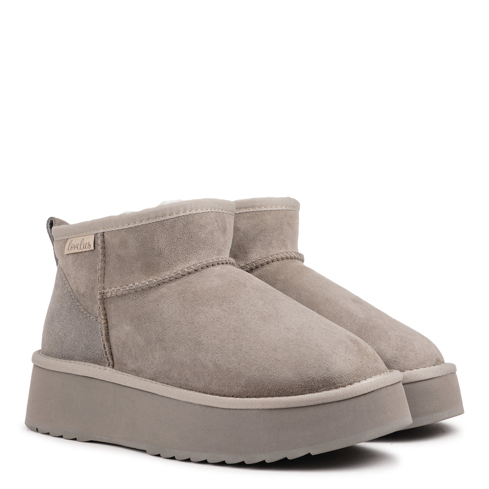 Lovelies - Designed for your ultimate comfort, these luxurious shearling boots are the perfect winter companions. Featuring soft, durable rubber soles, they ensure you can step through the colder months with confidence, keeping your feet well-protected from the elements.&nbsp;

But Vens offers more than just practicality - these boots blend warmth and style seamlessly, making them as fashionable as they are functional.