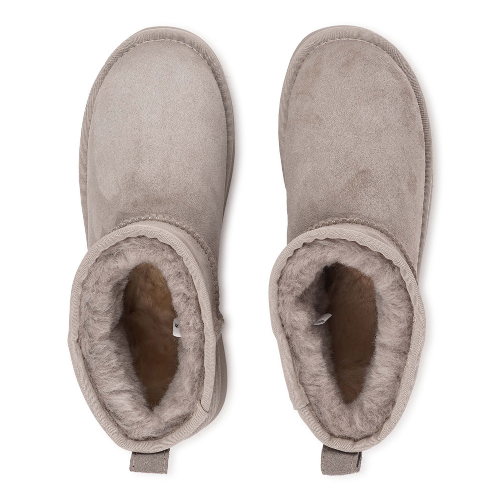 Lovelies - Designed for your ultimate comfort, these luxurious shearling boots are the perfect winter companions. Featuring soft, durable rubber soles, they ensure you can step through the colder months with confidence, keeping your feet well-protected from the elements.&nbsp;

But Vens offers more than just practicality - these boots blend warmth and style seamlessly, making them as fashionable as they are functional.