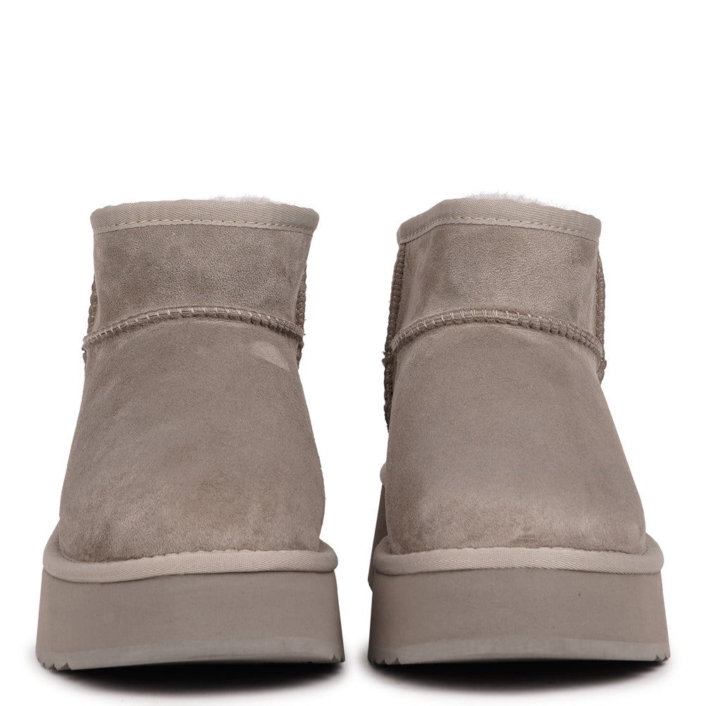 Lovelies - Designed for your ultimate comfort, these luxurious shearling boots are the perfect winter companions. Featuring soft, durable rubber soles, they ensure you can step through the colder months with confidence, keeping your feet well-protected from the elements.&nbsp;

But Vens offers more than just practicality - these boots blend warmth and style seamlessly, making them as fashionable as they are functional.