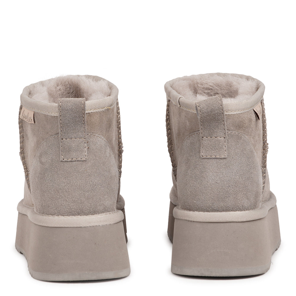 Lovelies - Designed for your ultimate comfort, these luxurious shearling boots are the perfect winter companions. Featuring soft, durable rubber soles, they ensure you can step through the colder months with confidence, keeping your feet well-protected from the elements.&nbsp;

But Vens offers more than just practicality - these boots blend warmth and style seamlessly, making them as fashionable as they are functional.