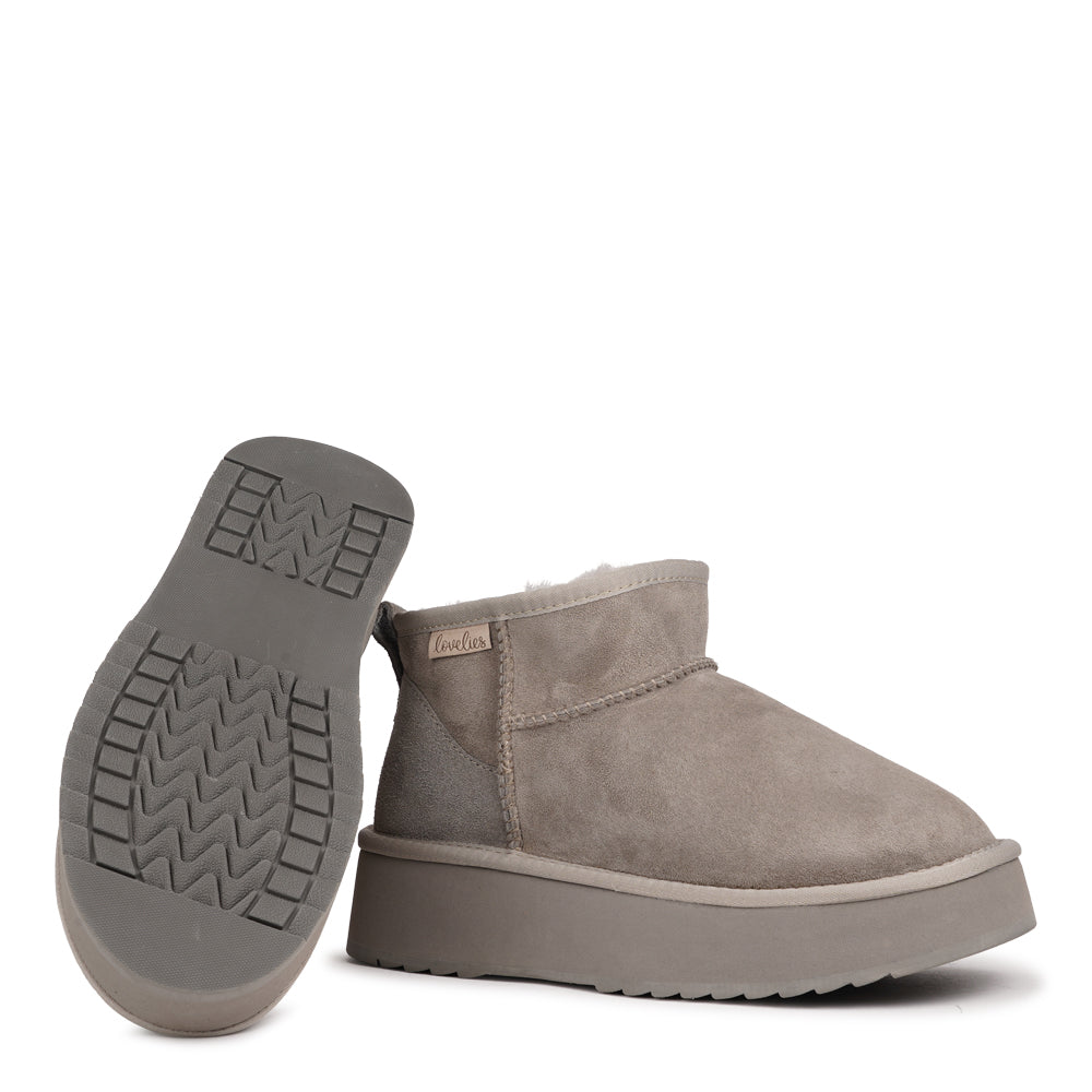 Lovelies - Designed for your ultimate comfort, these luxurious shearling boots are the perfect winter companions. Featuring soft, durable rubber soles, they ensure you can step through the colder months with confidence, keeping your feet well-protected from the elements.&nbsp;

But Vens offers more than just practicality - these boots blend warmth and style seamlessly, making them as fashionable as they are functional.