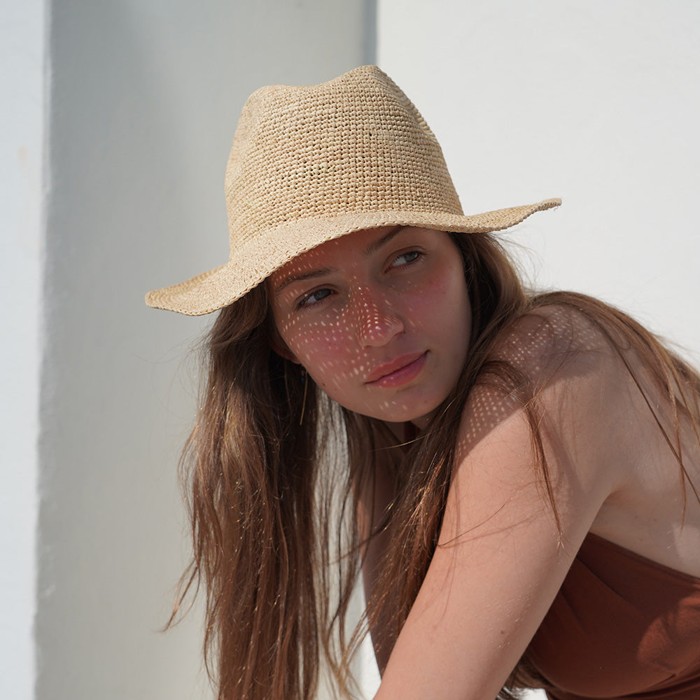 Lovelies Studio - Made from raffia, a natural fiber renowned for its durability and flexibility, the Viviani hat is not only stylish but also eco-friendly. The raffia is carefully colored by hand using traditional methods and left to dry naturally in the warm sun, ensuring minimal environmental impact