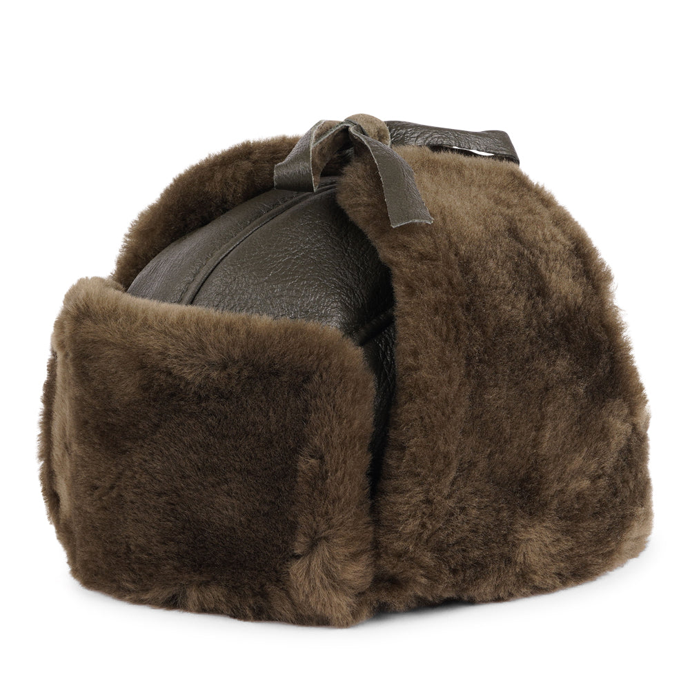 This warm shearling hat is an ode to comfort and luxury, proudly made from 100% Australian sheepskin.

The unique design of the Zhuomala One Side Shearling Hat features a one-sided shearling construction, ensuring both warmth and a distinctive flair. The natural insulating properties of Australian sheepskin make this hat a reliable companion against the winter chill, providing a cocoon of coziness for your head and ears.