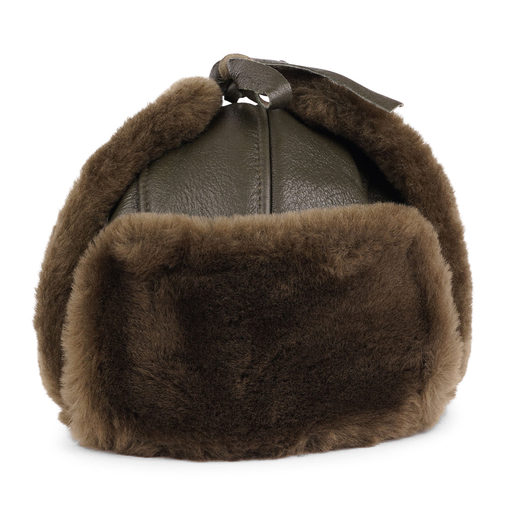 This warm shearling hat is an ode to comfort and luxury, proudly made from 100% Australian sheepskin.

The unique design of the Zhuomala One Side Shearling Hat features a one-sided shearling construction, ensuring both warmth and a distinctive flair. The natural insulating properties of Australian sheepskin make this hat a reliable companion against the winter chill, providing a cocoon of coziness for your head and ears.