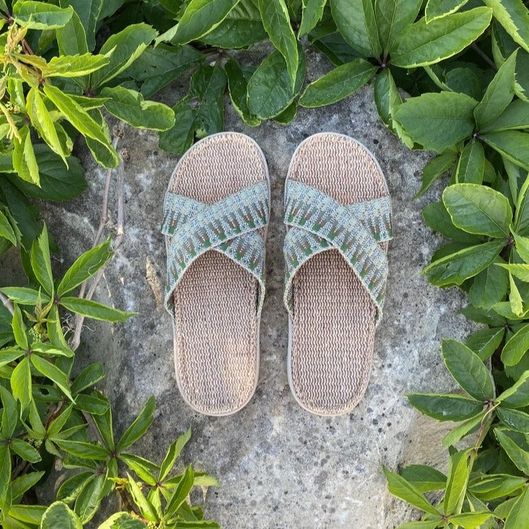 Summer sandals from danish brand Lovelies. The rubber sole is nice and soft which makes the sandal very comfortable. The inner sole is covered with woven jute and the straps are med of fine cotton. Sandal with woven straps. Harmal sandal from Lovelies in Denmark. The beautiful sandal is made of a soft rubber sole with natural jute and woven cotton straps.The soft inner sole is covered with jute. Green sandal