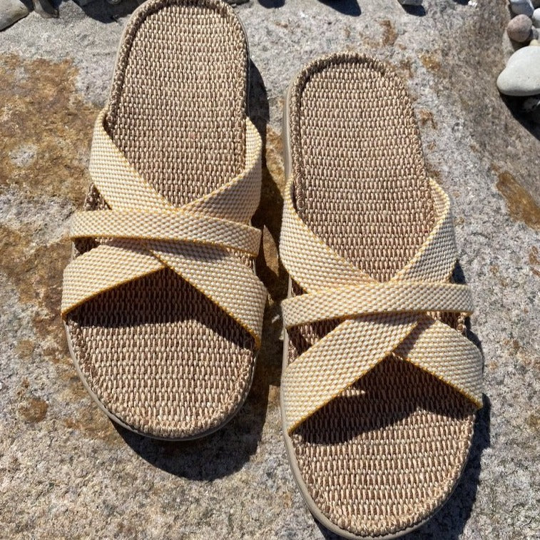 Weligama the best slip on sandal from the Danish brand Lovelies. Sandal with woven cotton straps. The comfortable inner sole is covered with soft natural jute material. The Weligama sandal is available in many beautiful colours and in sizes fra 30 to 42 euro size.