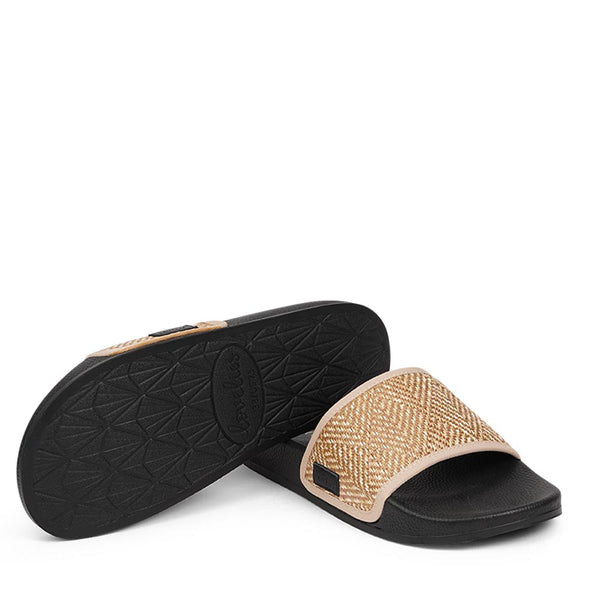Since 2019 Lovelies Studio has been creating shoes and leathergoods for women and men inspired by an open mind, Scandinavian minimalism and a bit of vintage influences. Fashion slides with soft rubber soles, perfect for your next summer vacation.